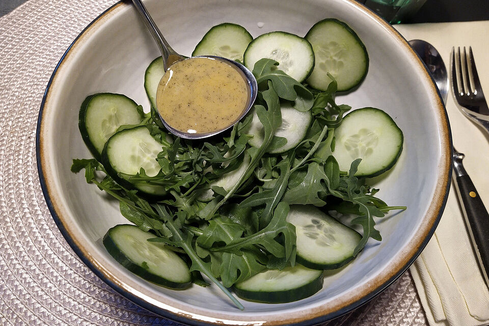 Gurken-Rucola-Salat in Dill-Senf-Dressing