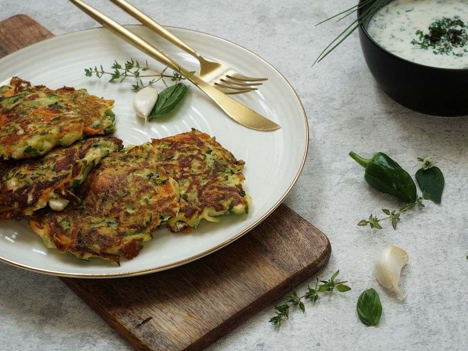 Zucchinipuffer mit Kräuterdip von carinas-küche| Chefkoch