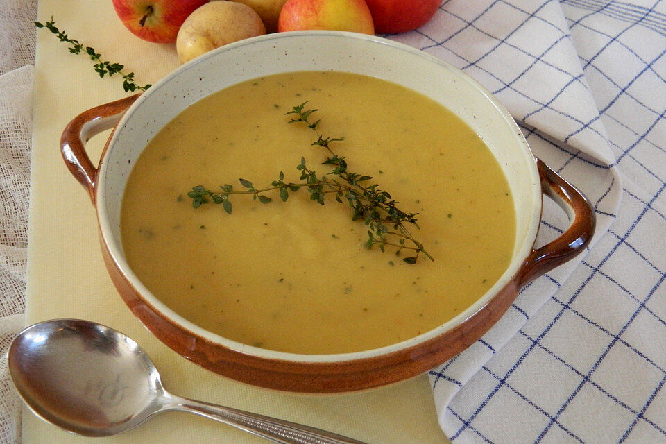 Kartoffelsuppe mit Meerrettich und Äpfeln