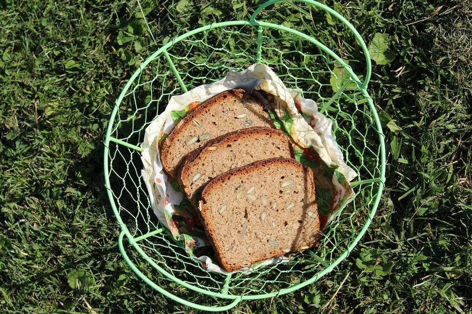 Weizen-Dinkel-Vollkornbrot mit Linsenmehl, Kürbiskernen und Sauerteig