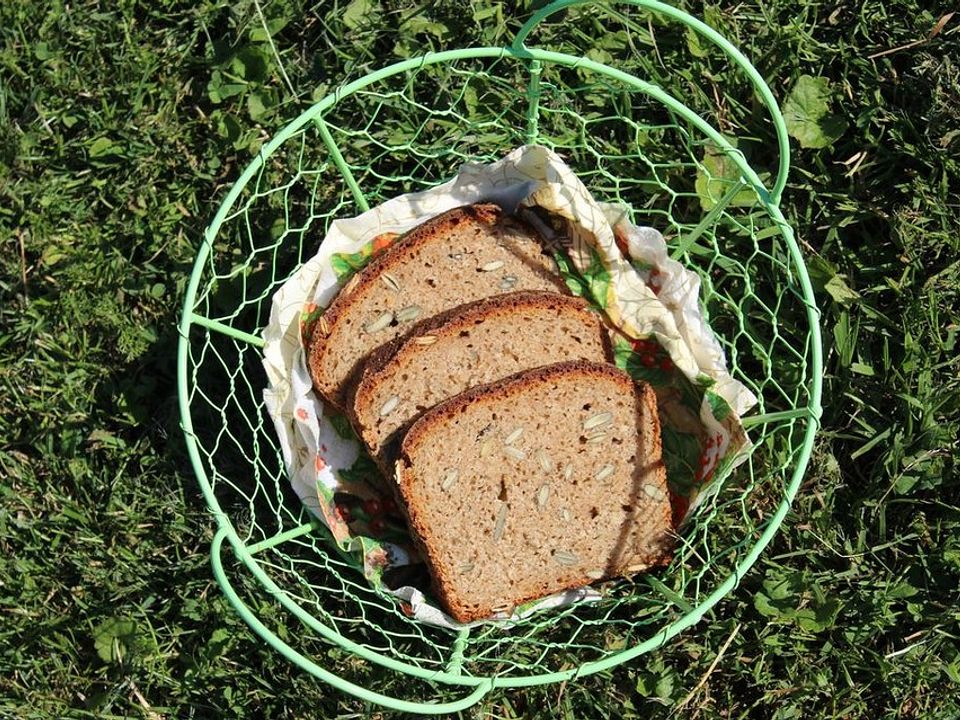 Weizen-Dinkel-Vollkornbrot mit Linsenmehl, Kürbiskernen und Sauerteig ...