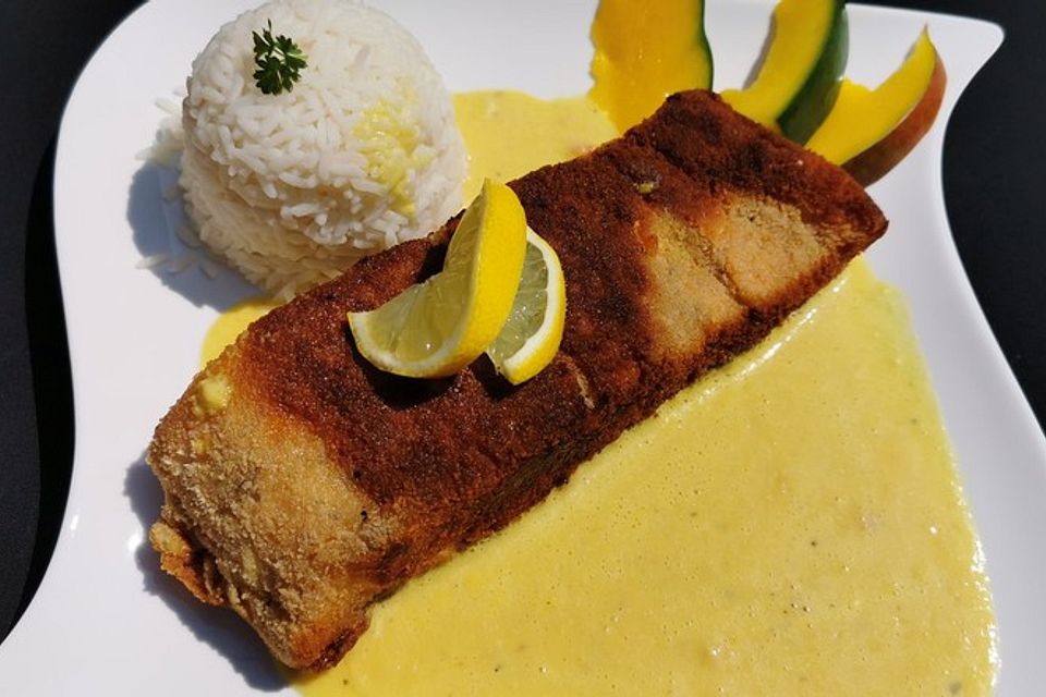 Paniertes Lachsfilet mit Mango-Currysauce