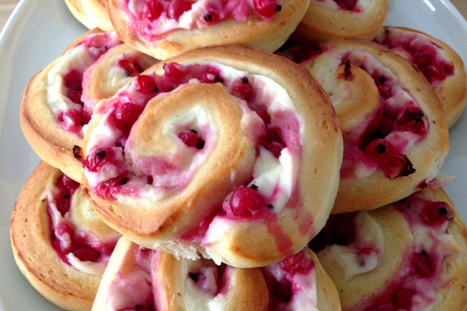 Quarkschnecken mit Johannisbeeren