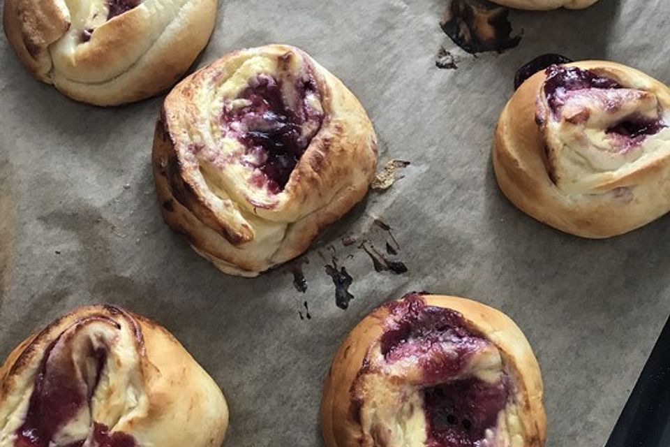 Quarkschnecken mit Johannisbeeren