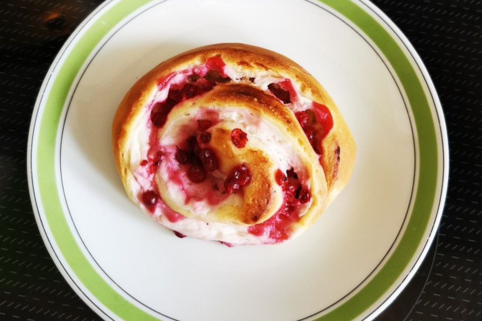 Quarkschnecken mit Johannisbeeren