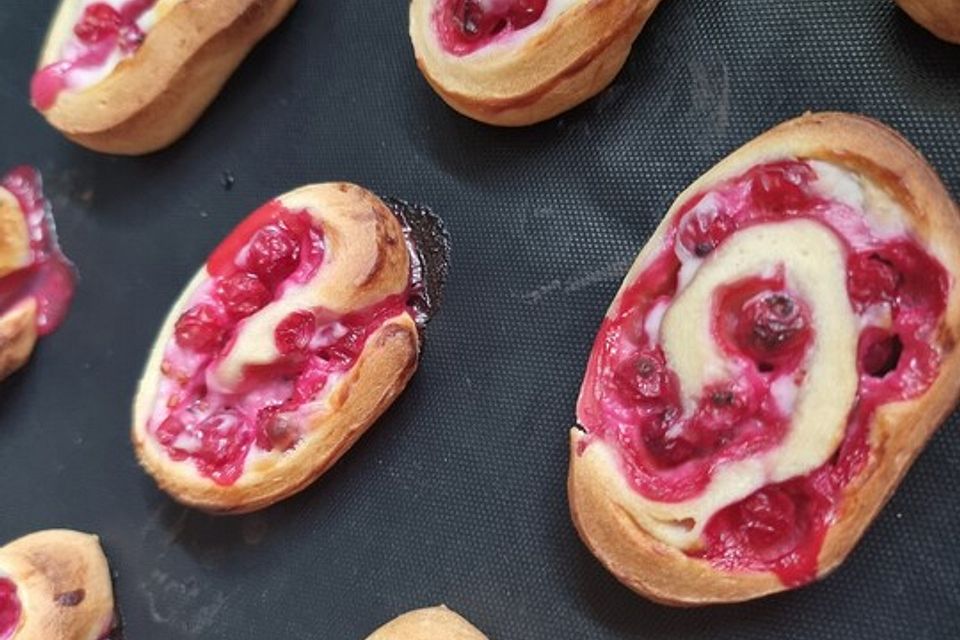 Quarkschnecken mit Johannisbeeren