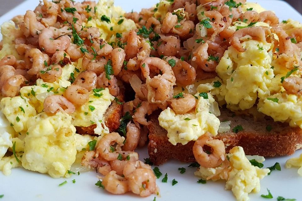 Norddeutsches Krabbenbrot mit Rührei