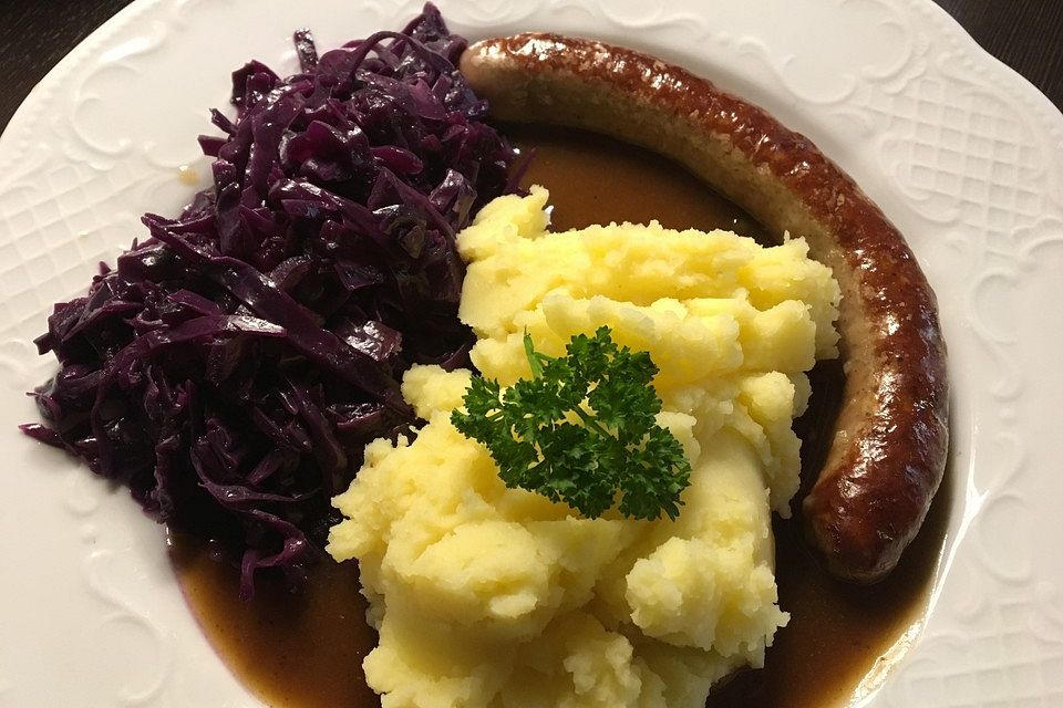 Bratwürstchen mit Rotkraut und Kartoffelpüree