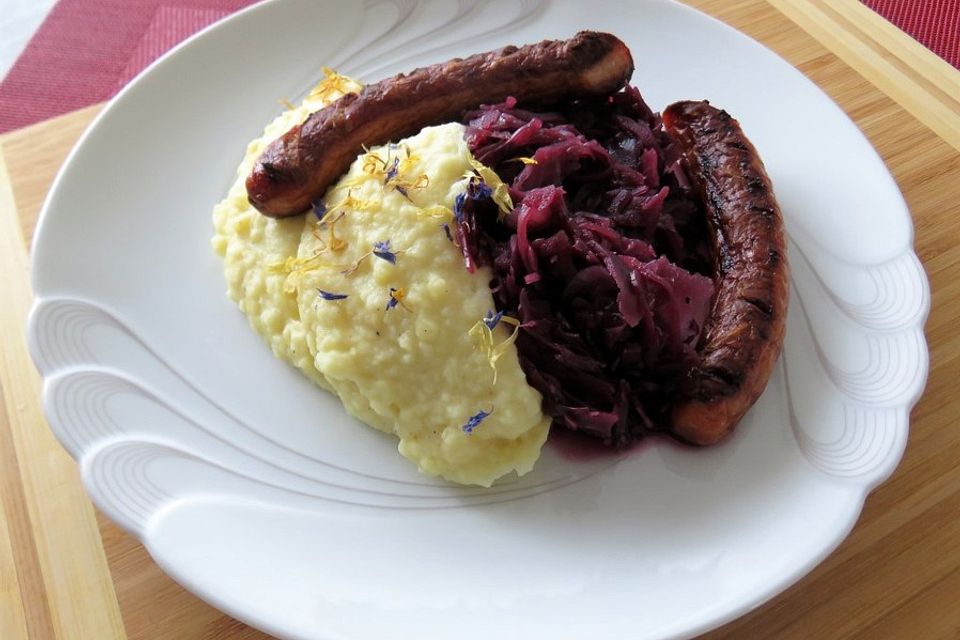 Bratwürstchen mit Rotkraut und Kartoffelpüree