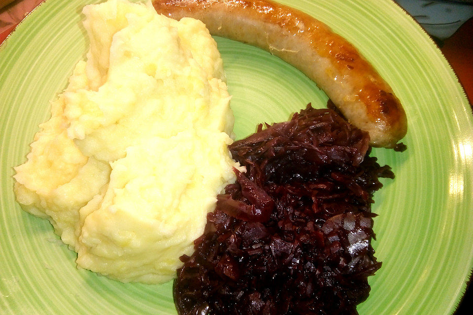 Bratwürstchen mit Rotkraut und Kartoffelpüree