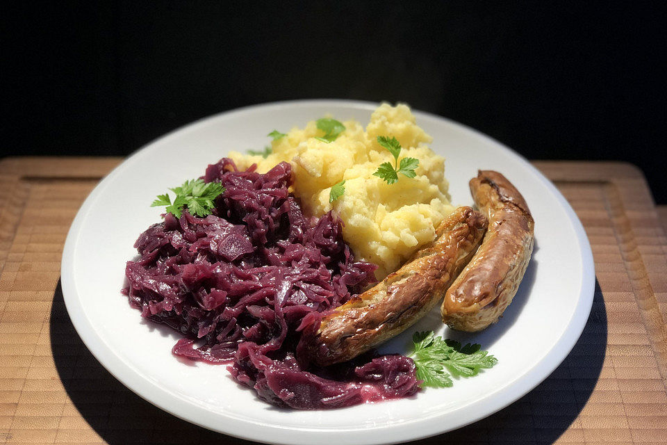 Bratwürstchen mit Rotkraut und Kartoffelpüree