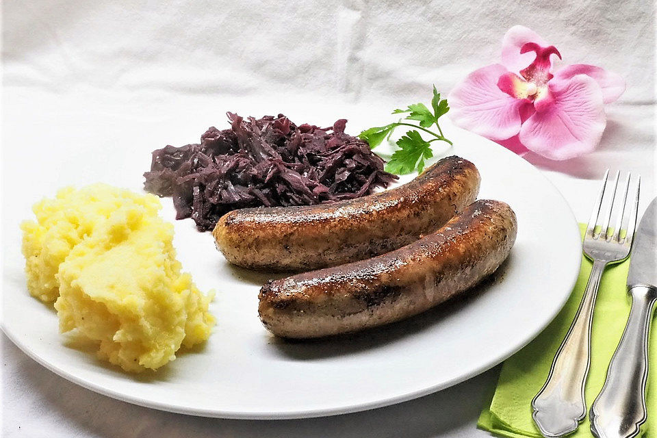 Bratwürstchen mit Rotkraut und Kartoffelpüree