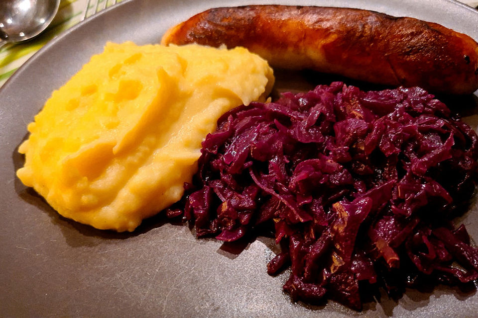 Bratwürstchen mit Rotkraut und Kartoffelpüree