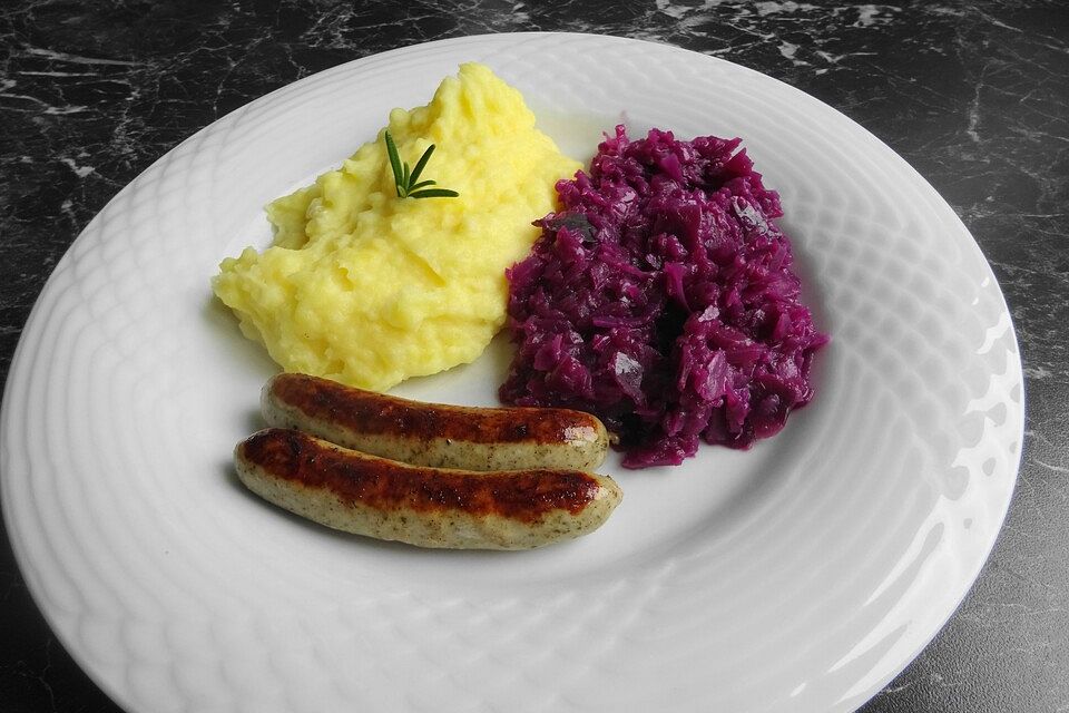 Bratwürstchen mit Rotkraut und Kartoffelpüree