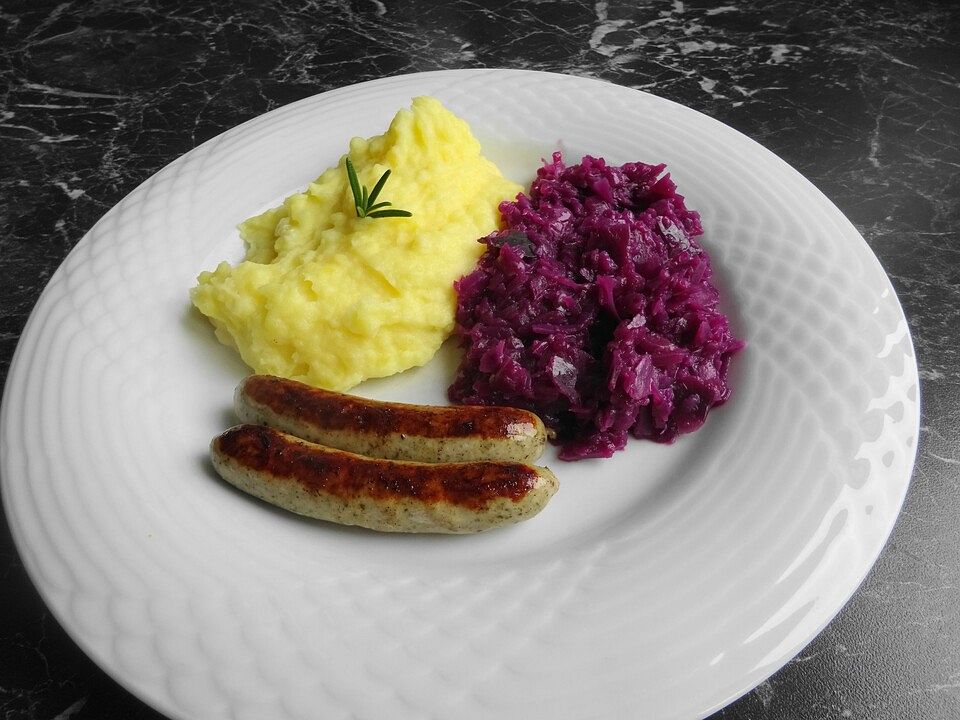 Bratwürstchen mit Rotkraut und Kartoffelpüree von Neycole| Chefkoch
