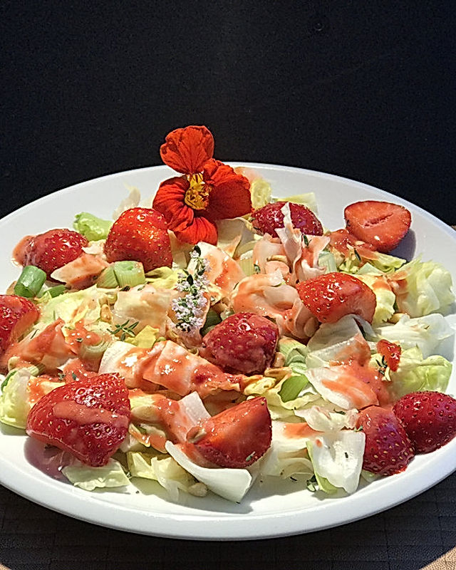 Sommerlicher Salat mit Erdbeeren
