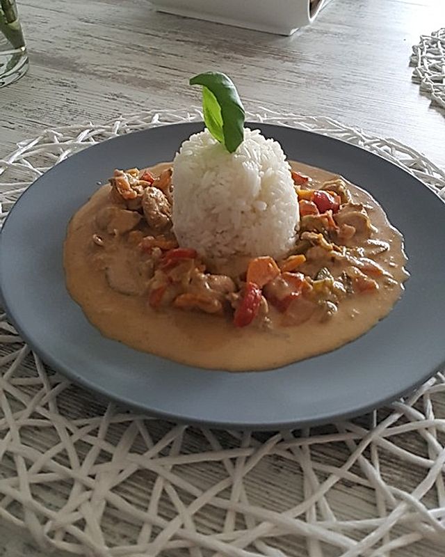 Rotes Thai Curry mit Hühnchen und Gemüse