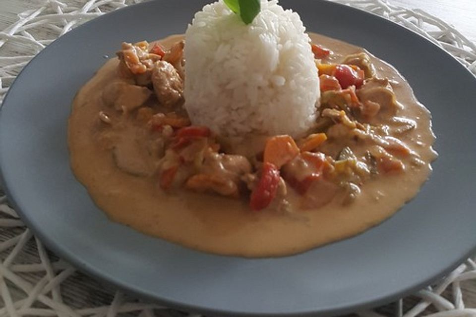 Rotes Thai Curry mit Hühnchen und Gemüse