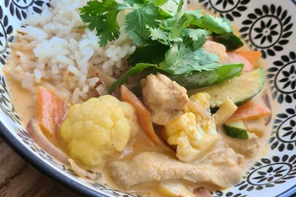 Rotes Thai Curry mit Hühnchen und Gemüse