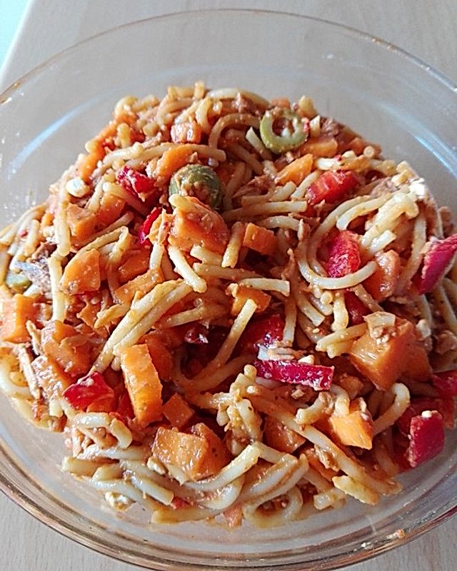 Spaghetti-Thunfisch-Salat mit Napolisauce und Hüttenkäse