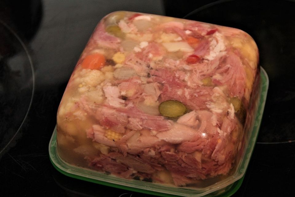 Hausmacher Sülze mit Sauergemüsen