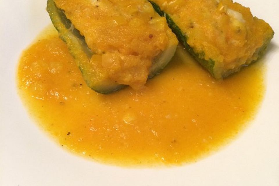 Zucchini-Schiffchen mit Hähnchen in leckerer Soße