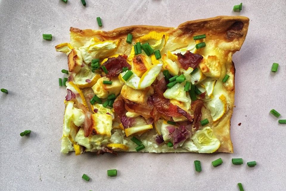 Flammkuchen mit Zucchini und Feta