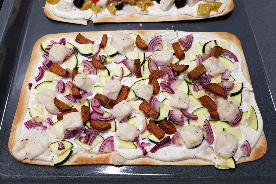 Flammkuchen mit Zucchini und Feta