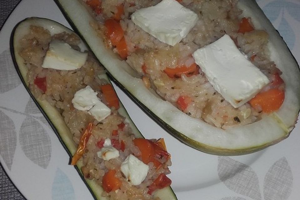 Zucchini und Aubergine mit Reis-Gemüse-Füllung