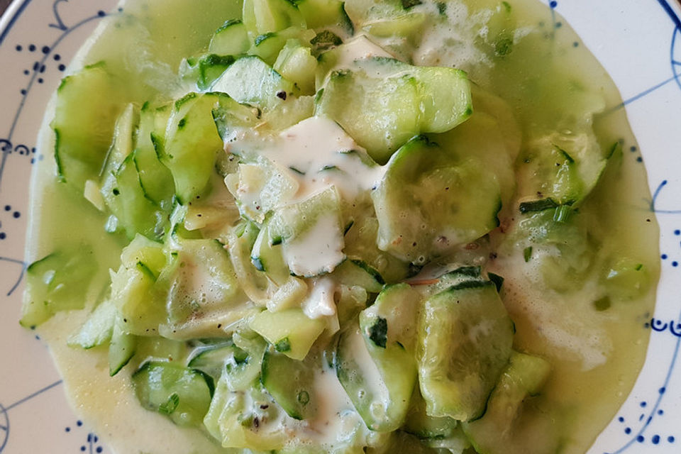 Gurkensalat mit Ingwer und Gewürzbuttermilch