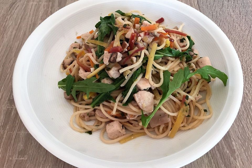 Sommerliche Gemüse-Rucola-Spaghetti