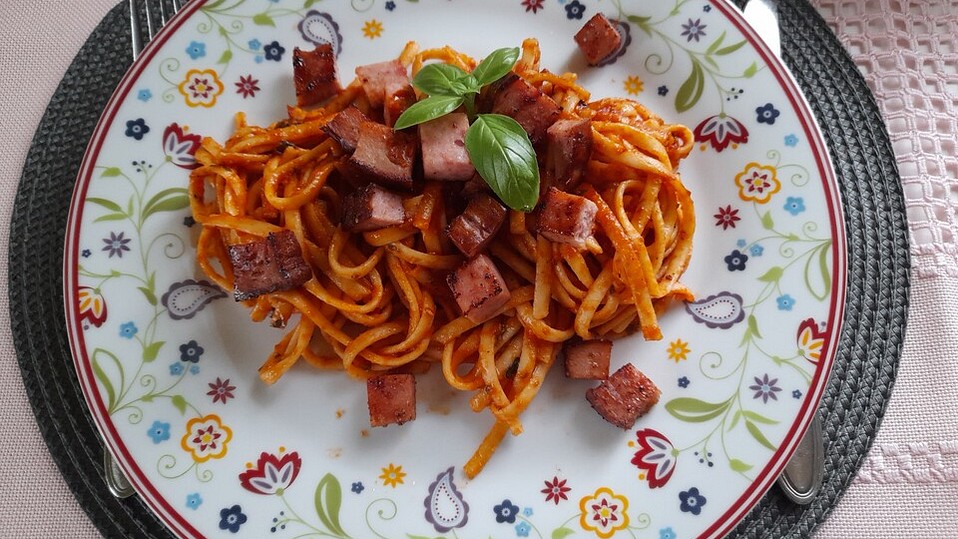 Nudeln mit Tomatensoße und Leberkäse von Cookie-Core