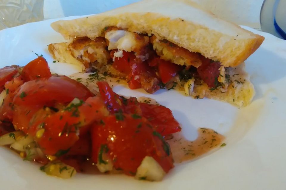 Fischstäbchen-Tomatensalat-Sandwich