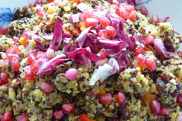 Orientalischer Quinoa-Salat mit Granatapfelkernen