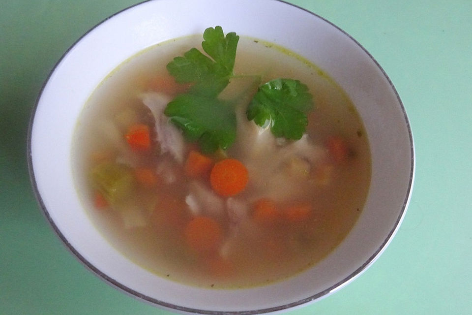 Hühnersuppe mit Suppenhuhn, Gemüse, Kartoffeln und Ingwer