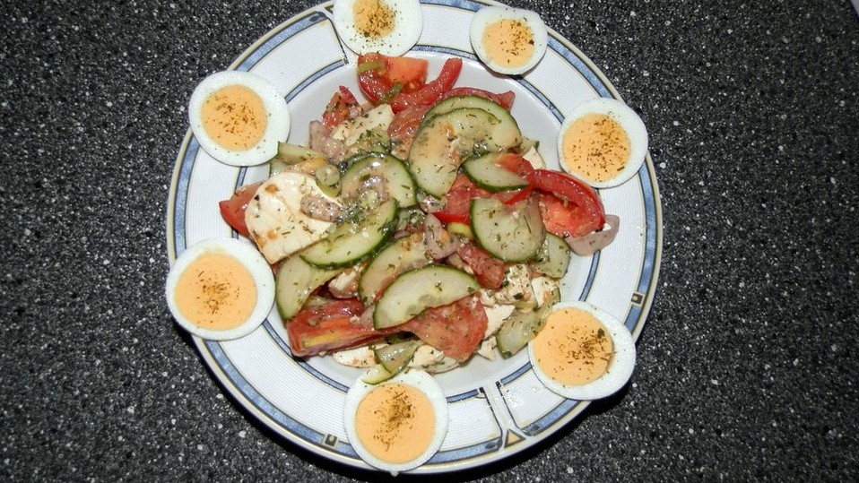 Tomaten-Gurken-Salat mit Kräuter-Milch-Dressing von groni_g