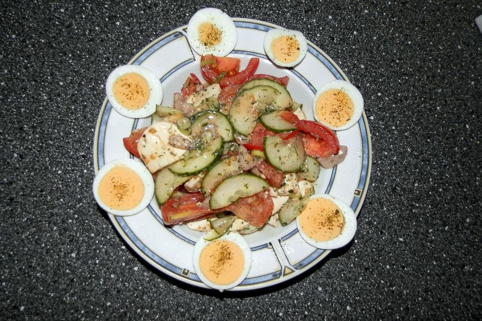 Tomaten-Gurken-Salat mit Kräuter-Milch-Dressing