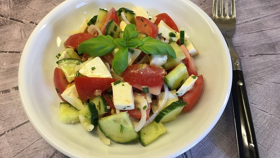 Tomaten-Gurken-Salat mit Kräuter-Milch-Dressing von groni_g