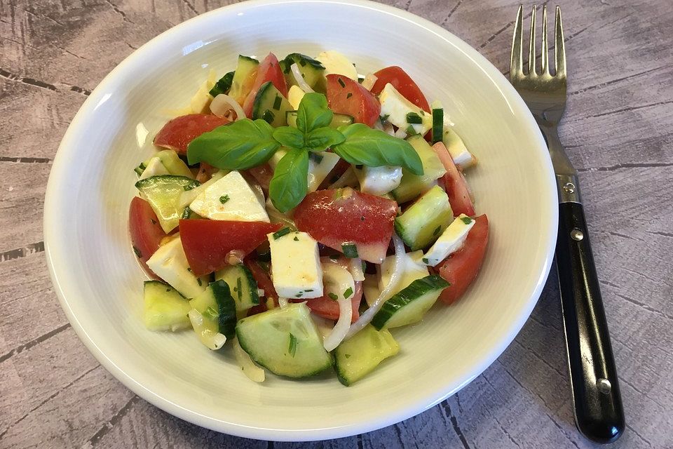 Tomaten-Gurken-Salat mit Kräuter-Milch-Dressing