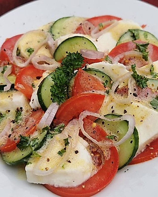 Tomaten-Gurken-Salat mit Kräuter-Milch-Dressing