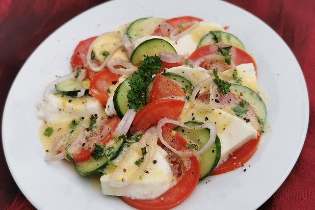 Tomaten-Gurken-Salat mit Kräuter-Milch-Dressing von groni_g| Chefkoch