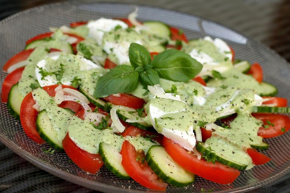 Tomaten-Gurken-Salat mit Kräuter-Milch-Dressing