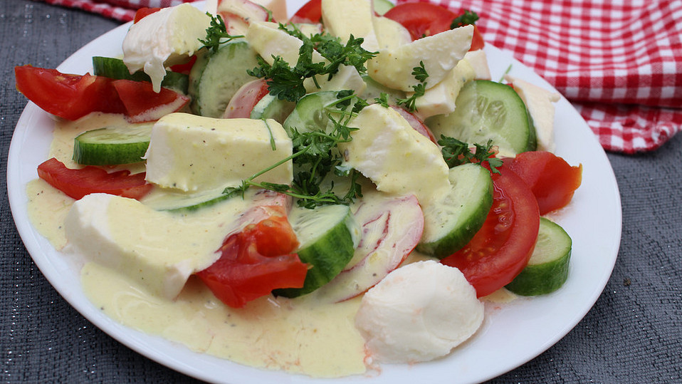 Tomaten-Gurken-Salat mit Kräuter-Milch-Dressing von groni_g