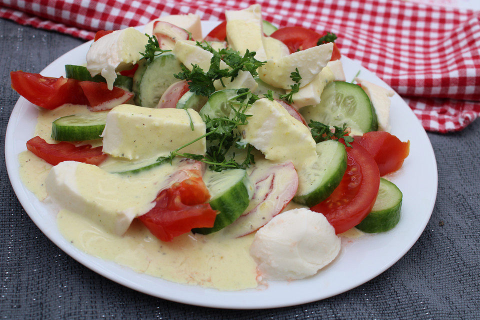 Tomaten-Gurken-Salat mit Kräuter-Milch-Dressing