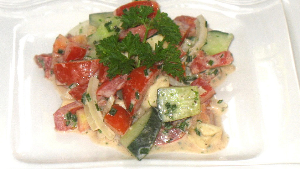 Tomaten-Gurken-Salat mit Kräuter-Milch-Dressing von groni_g