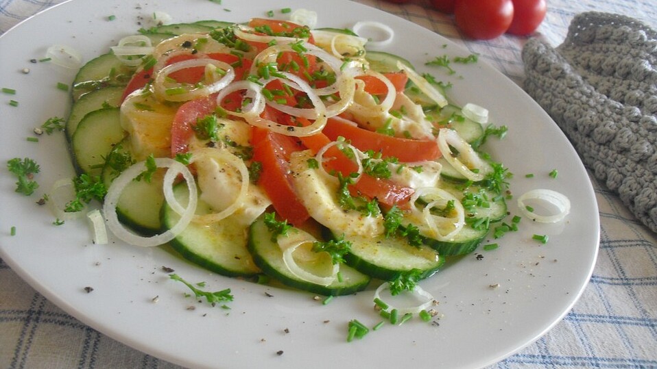 Tomaten-Gurken-Salat mit Kräuter-Milch-Dressing von groni_g