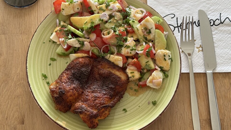 Tomaten-Gurken-Salat mit Kräuter-Milch-Dressing von groni_g