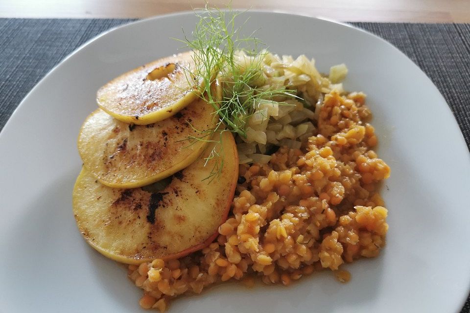 Fenchelgemüse mit roten Linsen und Apfelringen vegan