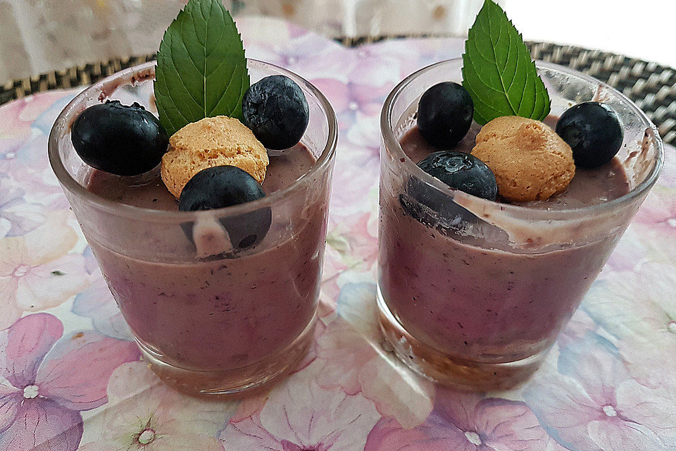 Heidelbeermousse mit Amarettini