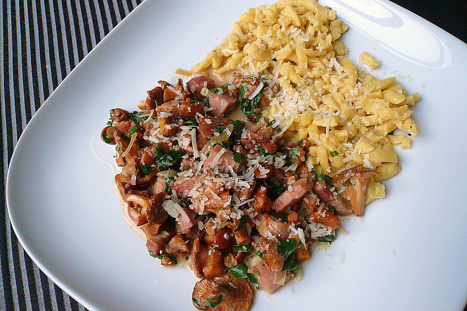 Pfifferlinge auf Spätzle und Parmesan